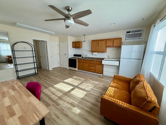 Building Photo - 7215 University Ave