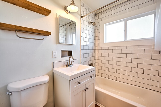 Baño completamente reformado - 1116 E Fountain Blvd