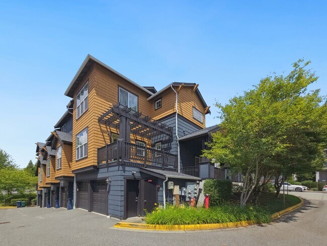 Building Photo - Spacious 3BR/3.5BA Townhome in Desirable E...