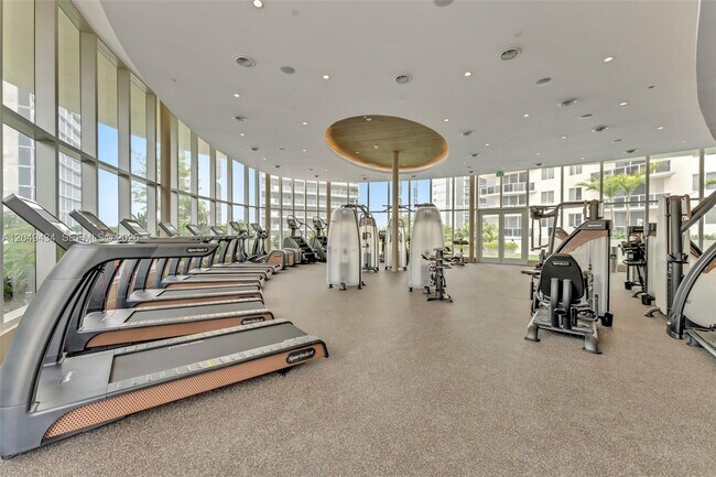 Foto del edificio - 700 NE 24th St