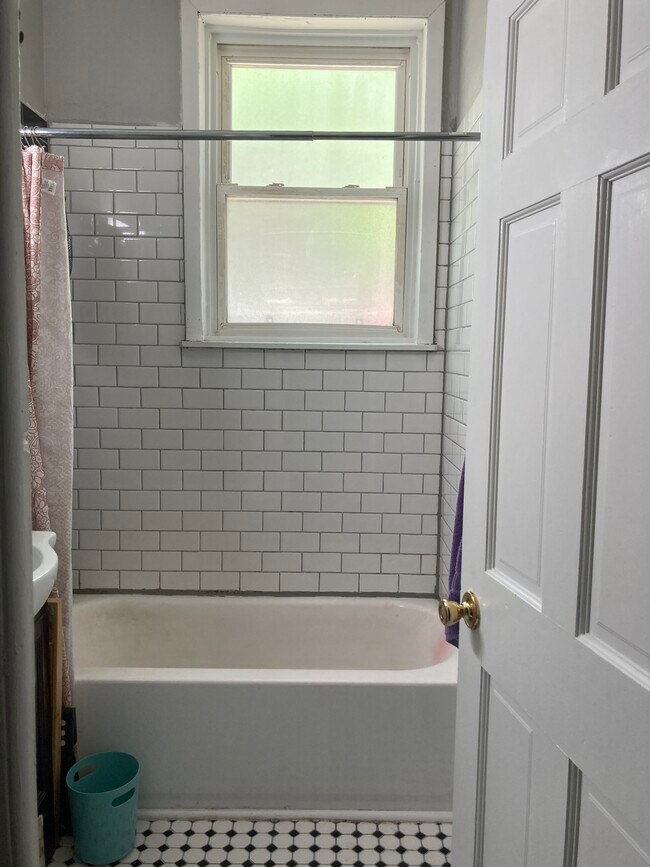Combined tub and shower - 2134 W Arthur Ave