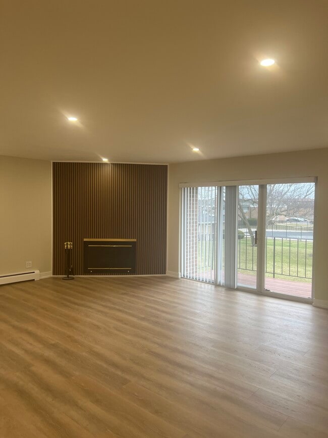 Building Photo - 10381 Dearlove Rd