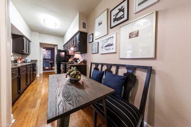 Foto del edificio - 2 br, 1 bath Flat - 5601 West Loop S