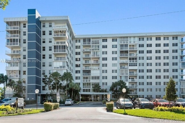 Foto del edificio - 4200 Hillcrest Dr