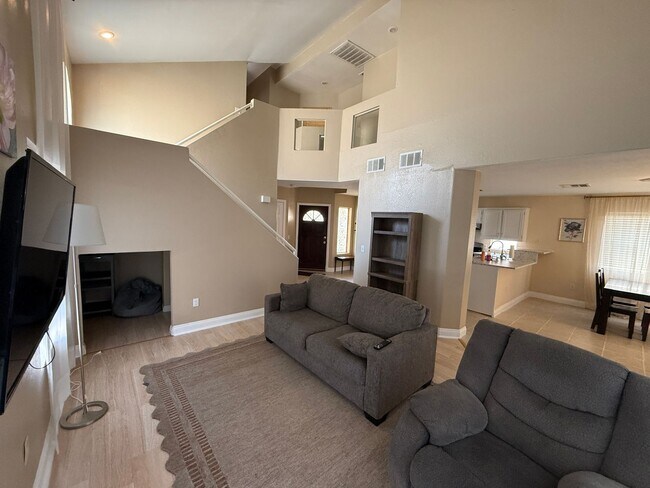 Foto del edificio - 3 Bed 2.5 bath home; Minutes from the Strip