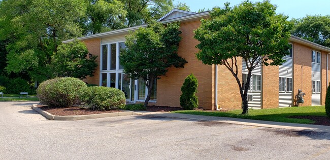 Building Photo - 631 S Green Bay Rd
