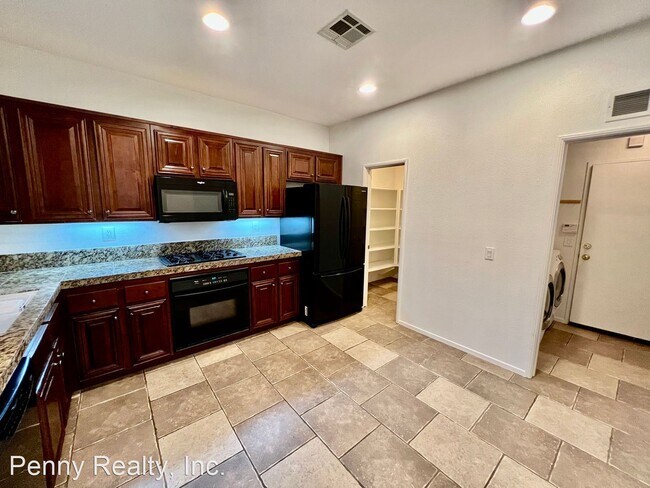 Foto del edificio - 3 br, 2.5 bath House - 649 Sumner Way Unit 3