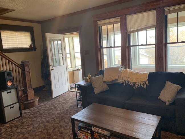 Building Photo - Duluth, MN - 3-bedroom - 2 bathroom - Sing...