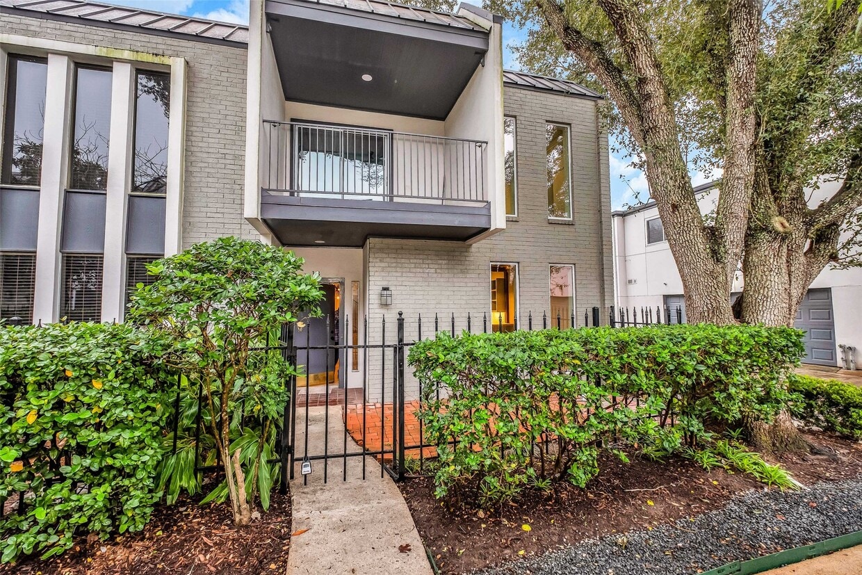 Primary Photo - 1300 Augusta Dr