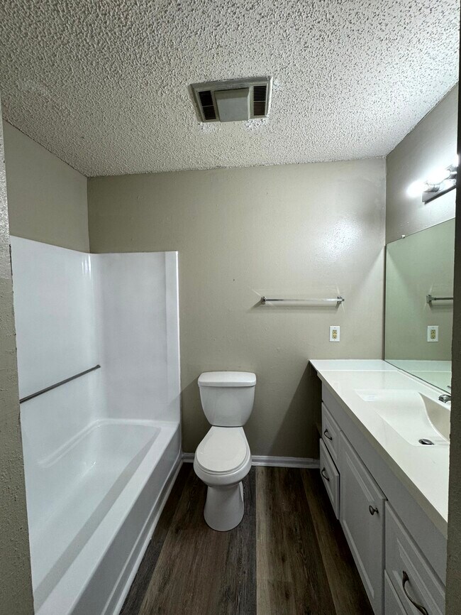 Foto del edificio - 1724 Cedar Lake Dr