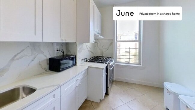 Foto del edificio - Private bedroom in 4 bed/1 bath Home