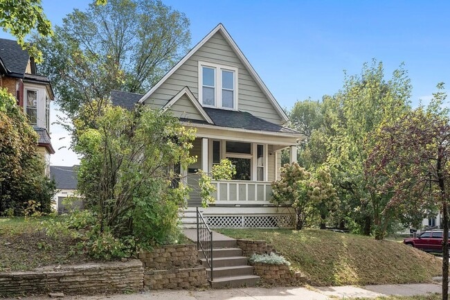 Building Photo - Magnificent, Beautifully UPDATED, 3 Bedroo...