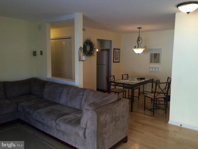 Foto del edificio - 5974 Westchester Park Dr