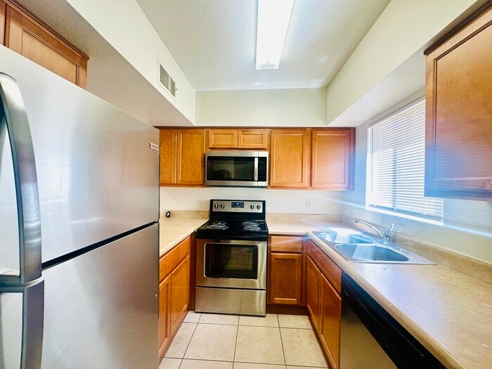 Foto principal - Spacious 2 Bedroom with Large Yard! Walkin...