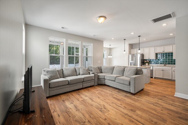 Foto del edificio - 127 Hawthorne Landing Dr