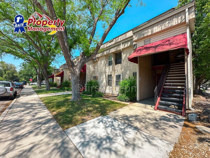 Foto principal - 1681 N Laurel St