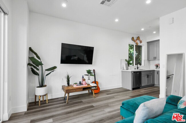 Foto del edificio - 1255 N Gower St