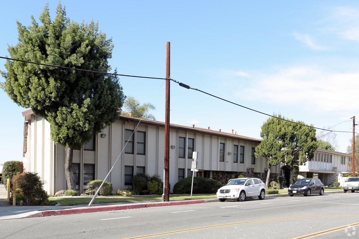 Foto principal - 10115 Santa Gertrudes Ave