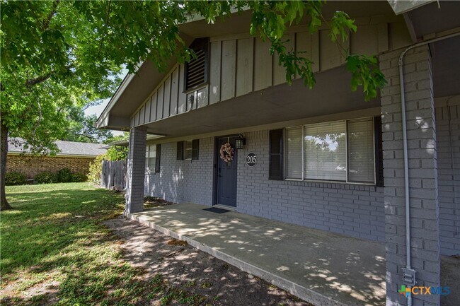 Building Photo - 205 Tanglewood Rd