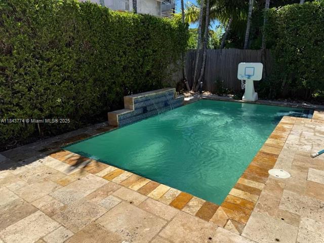 Foto del edificio - 9341 Dickens Ave