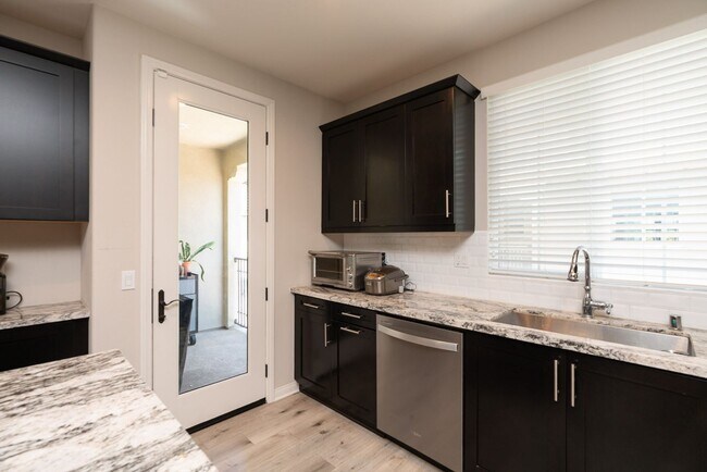 Building Photo - 3 Bedroom Townhome in the Veridian Community of Del Sur