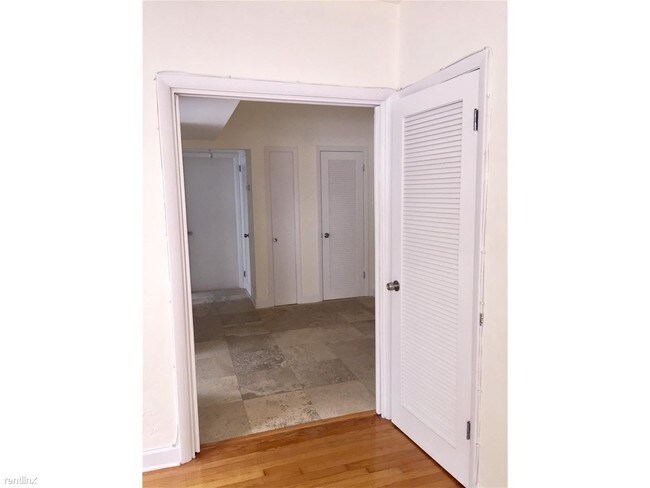 Foto del edificio - 1 br, 1 bath  - 320 Jefferson Ave