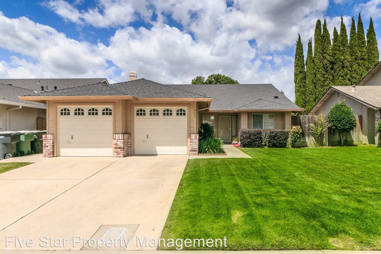 Foto principal - 1005 Jayhawk Way