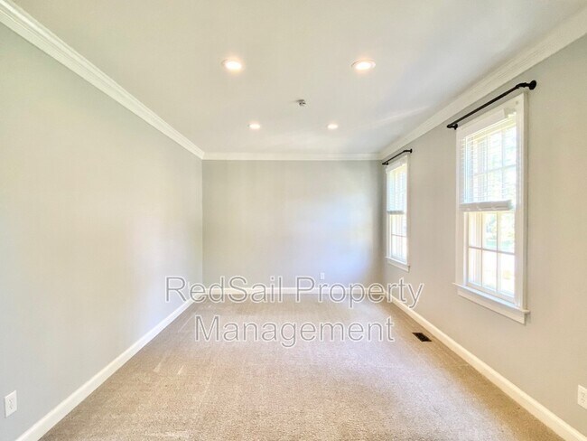 Building Photo - 3928 Oak Dr E