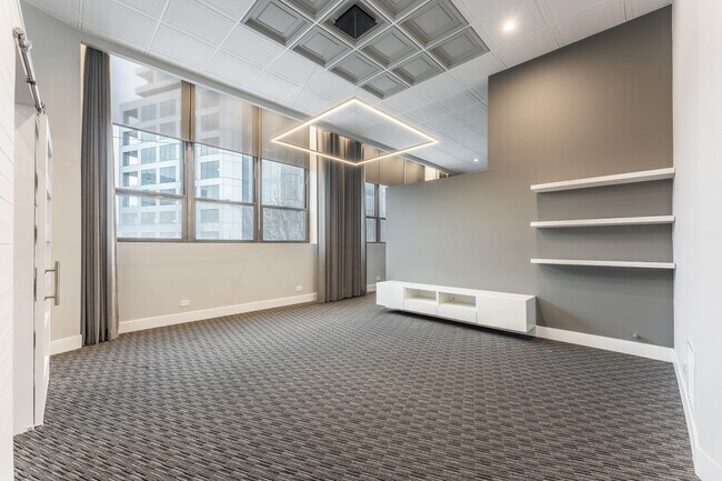 Foto del edificio - 300 N Ogden Ave