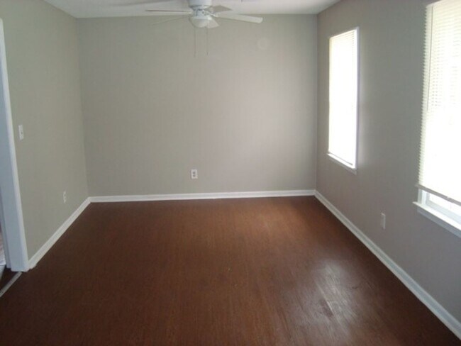 Building Photo - 4 Bedrooms and 1.5 Bath