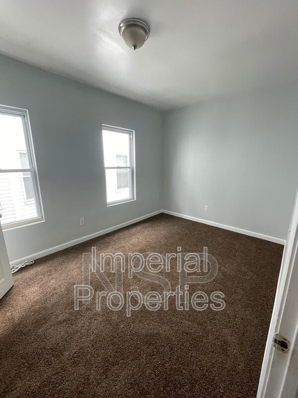 Building Photo - 529 Massabesic St