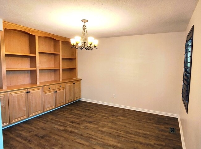Building Photo - Beautiful 5 Bd. 3.5 Bath Home w/Mother-In-...