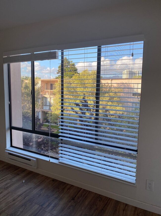Foto del edificio - Upgraded top floor studio with tons of ame...