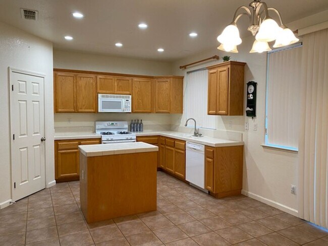 Building Photo - LIVE OAK 3bd 2bath