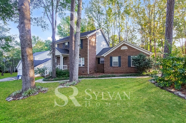 Building Photo - Stunning 3BR, 2.5BA brick home