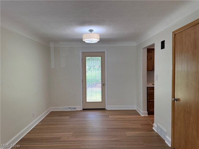 Foto del edificio - 475 Meadowlane Rd