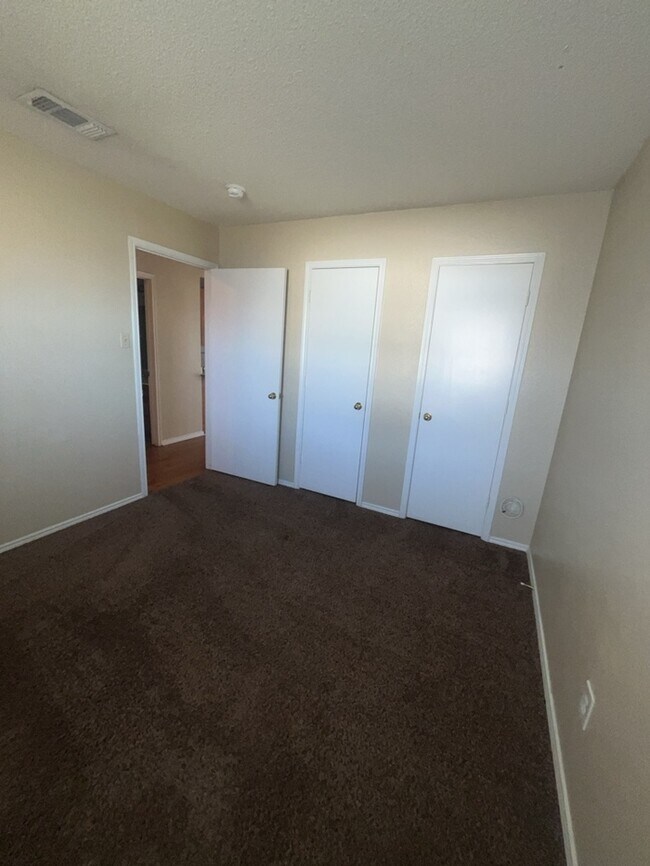 Building Photo - 2nd floor apartment water included! walking distance to Old town! Easy access to highway!