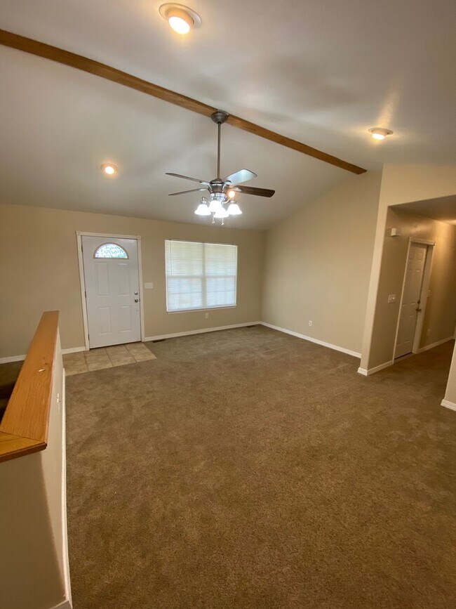 Foto del edificio - Spacious 4-Bedroom Home Just Minutes from ...