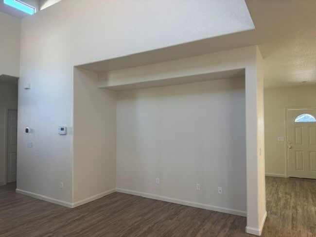 Foto del edificio - 4 Bedroom 3 Bath Two Story Home, New Flooring, New Interior Paint