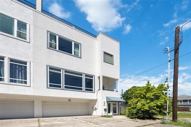 Building Photo - 2211 Detering St