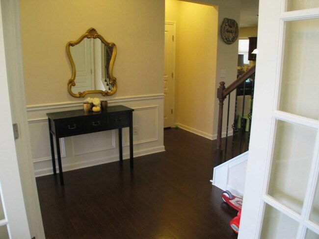 Building Photo - 6880 Ashford Manor Way