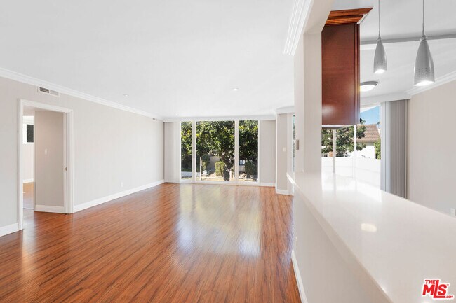 Foto del edificio - 248 S Doheny Dr