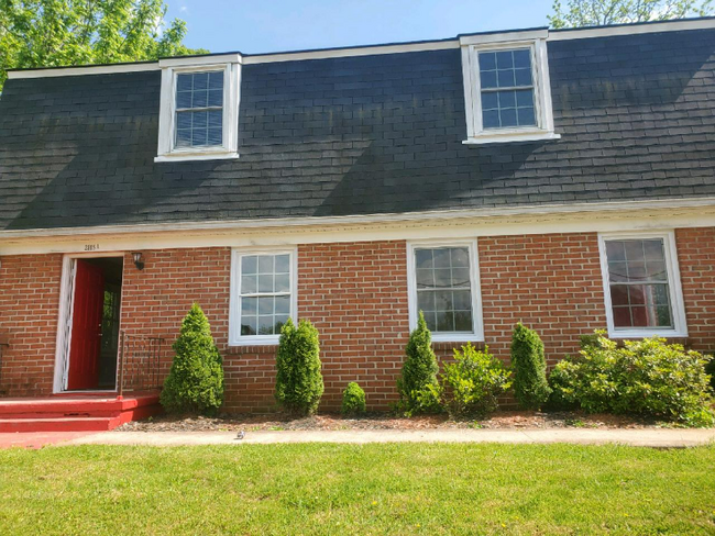 Building Photo - 2805 Linkhorne Dr