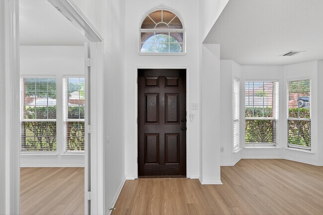 Foto del edificio - 2125 Elm Falls Pl