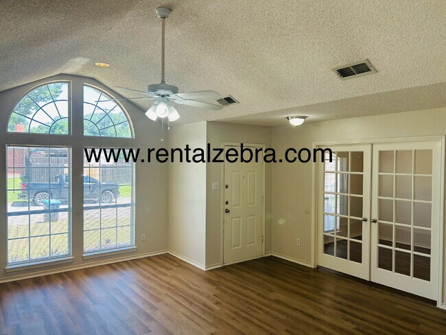 Foto del edificio - $2100 Lake Worth - GREAT FLOORPLAN