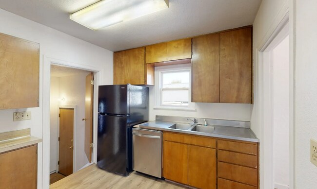 Kitchen - 605 W Whitman Dr