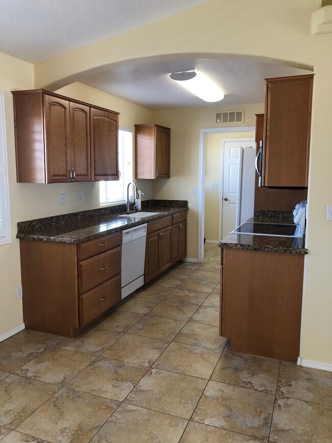 Building Photo - Pet Friendly 3 Bedroom - 2 Bath
