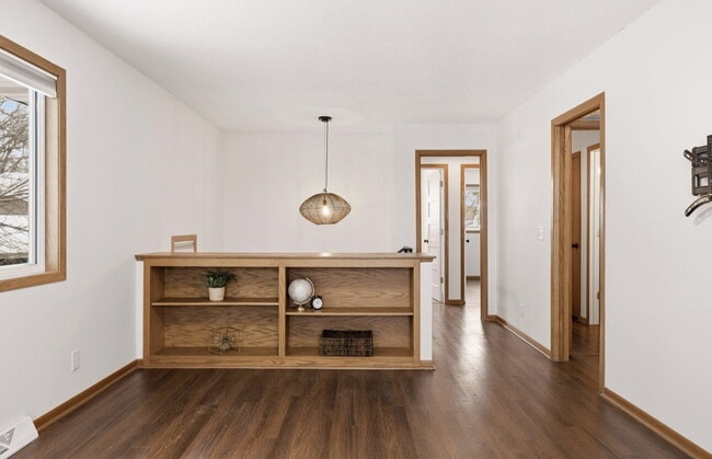 Building Photo - Nicely remodeled side by side duplex 3-Bed Home with Gleaming Hardwood Floors & New carpet in Hop...