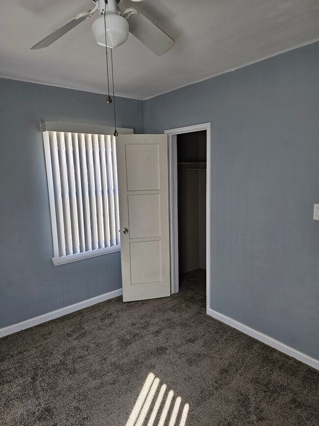 Bedroom - 4430 N Lakewood Blvd
