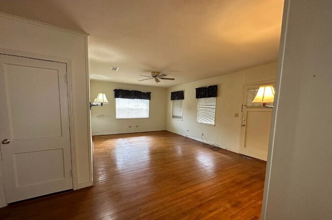 Foto del edificio - 2302 N Akin Ave